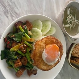 ข้าวคะน้าหมูกรอบ+ไข่ดาว