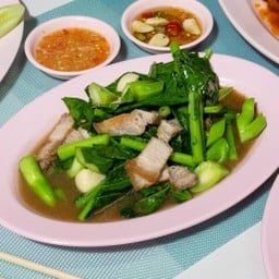 คะน้าหมูกรอบ