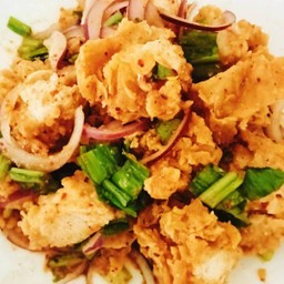 ข้าวยำไก่กรอบแซ่บเวอร์