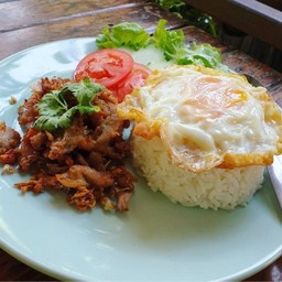 ข้าวหมูกระเทียม+ไข่ดาวแฝด