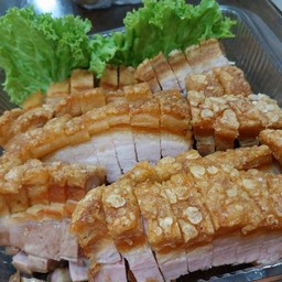 หมูกรอบไฮโซ ซั๊กกำบ๋อ ครึ่งกิโล+น้ำจิ้ม
