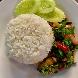 ข้าวราดผัดกะเพรา หมูกรอบ