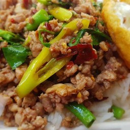 กระเพราหมูสับราดข้าว