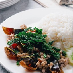 ข้าวราดไข่เยี่ยวม้ากะเพรากรอบ หมูสับ