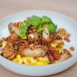 ข้าวหมูสามชั้นคั่วพริกกระเทียมไข่ข้น