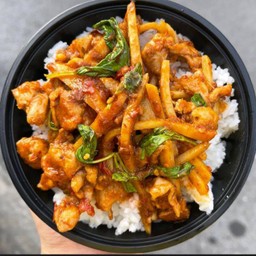 ข้าวพริกแกงหน่อไม้หมูชิ้น+ฟรีไข่ดาว