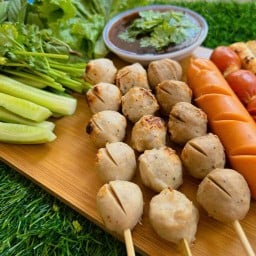 ลูกชิ้นปิ้ง   โครตผัก 🍡🥬🥒