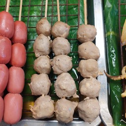 ลูกชิ้นเนื้อปิ้งนำจิ้มรสเด็ด