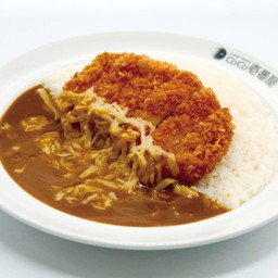 ข้าวแกงกะหรี่หมูชุบเกล็ดขนมปังทอดและชีส