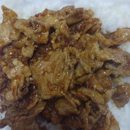 หมูกระเทียม ราดข้าว  ไก่  ปลาหมึก  กุ้งระบุ