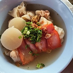 เกี๊ยวน้ำหมูแดง