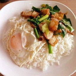 ผัดคะน้าหมูกรอบ