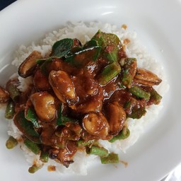 ข้าวผัดพริกแกงหอยแมลงภู่