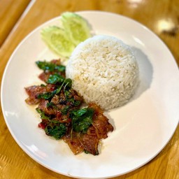 ข้าวราดผัดกะเพรา เบค่อน