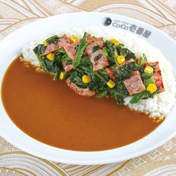 ข้าวแกงกะหรี่เบคอนผักโขมและข้าวโพด