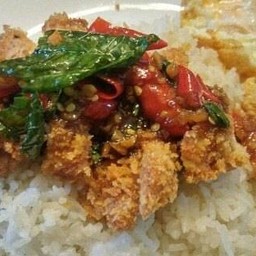 กระเพราไก่กรอบราดข้าว