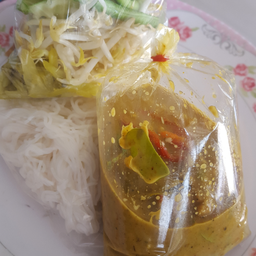 ขนมจีน+แกงเขียวหวานลูกชิ้นปลาอินทรีย์