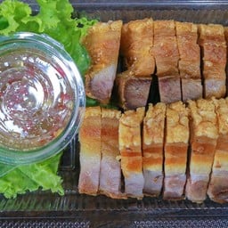 หมูกรอบไฮโซ ซั๊กกำบ๋อ ชุดเล็ก+น้ำจิ้ม