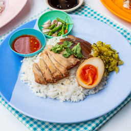 ข้าวขาหมูเนื้อหนังไข่+ข้าวแดงกรอบไข่