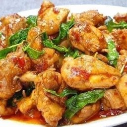 ผัดกระเพราไก่ (กับข้าว)