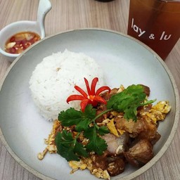 ข้าวหมูกรอบคั่วไข่