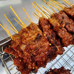 หมูสามรส แบบเผ็ด 5 ไม้+ข้าวเหนียว 1 ห่อ