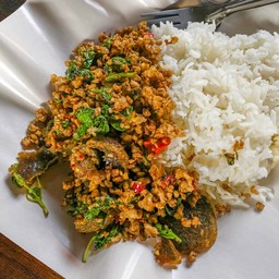 กะเพราหมูสับไข่เยี่ยวม้า