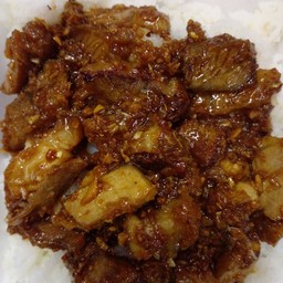หมูกรอบกระเทียม ราดข้าว