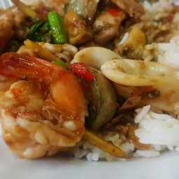 ทะเลผัดฉ่าราดข้าว