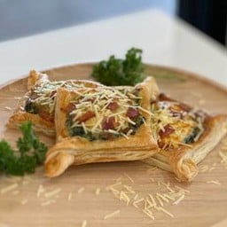 พายผักโขมอบชีส (1ชิ้น)