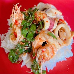 กระเพราทะเล(กุ้ง หมึก)ราดข้าว