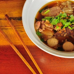 เตี๋ยวเนื้อตุ๋น-หมูตุ๋น เจ๊น้อย ตลาดหทัยมิตร