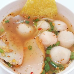 ก๋วยเตี๋ยวต้มยำลูกชิ้นปลา