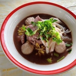 ก๋วยเตี๋ยวเนื้อ หมู ยายบล (เจ้าเก่า) .