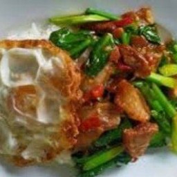 ข้าวคะน้าหมูกรอบ