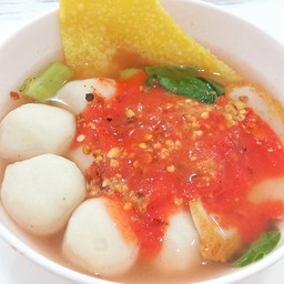 เย็นตาโฟต้มยำลูกชิ้นปลา