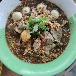 ก๋วยเตี๋ยวเรือต้มยำน้ำตกพิเศษ