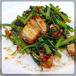 ผัดผักบุ้งหมูกรอบ