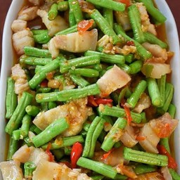 ผัดถั่วฝักยาวหมูกรอบ (ราดข้าว)