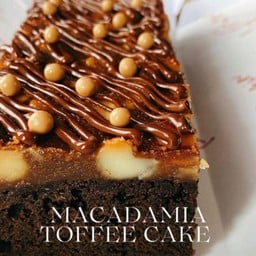 Macadamia Toffy Cake