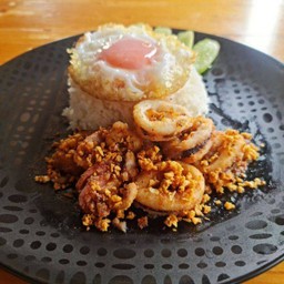ข้าวหมึกทอดกระเทียม