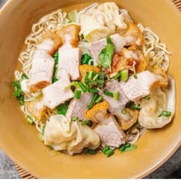 บะหมี่เกี๊ยว หมูกรอบล้วน