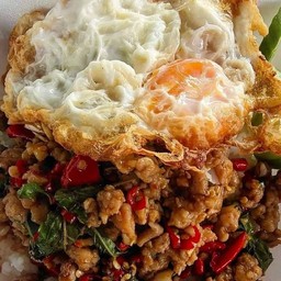 ไก่สับผัดเครื่องเทศราดข้าวไข่ดาว