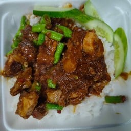 ผัดพริกแกงหมูราดข้าว