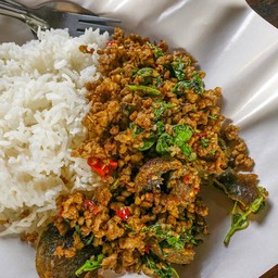 กะเพราเนื้อสับไข่เยี่ยวม้า