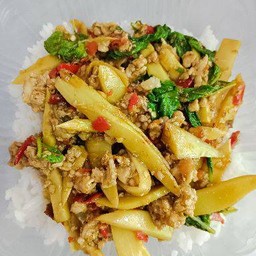 กระเพราหน่อไม้ราดข้าว