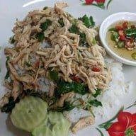 กระเพราไก่ฉีก
