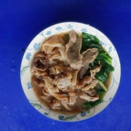 เส้นใหญ่ราดหน้าเนื้อ