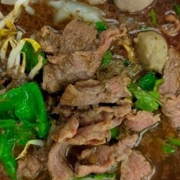ก๋วยเตี๋ยวนำชัยหมู่บ้านรักไทยสาขา 1 หน้าหมู่บ้านรักไทย