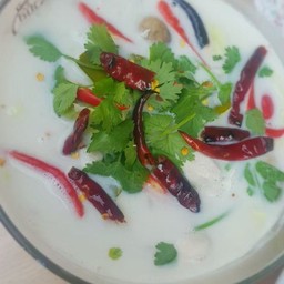 ต้มข่าไก่เป็นกับ